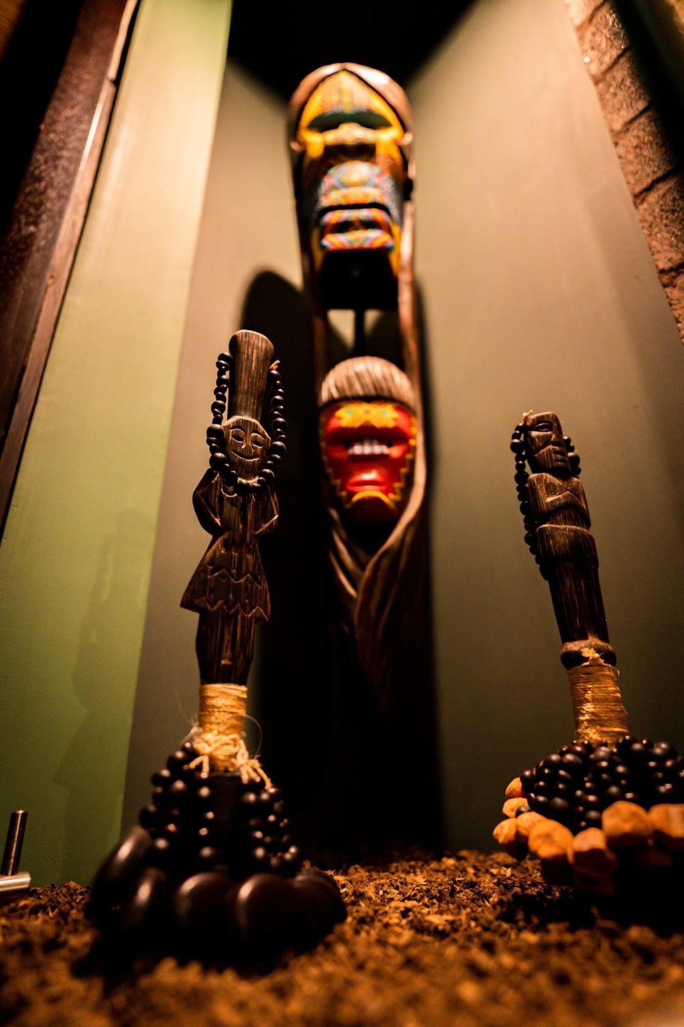 Diez Hotel Categoria Colombia Меделин Екстериор снимка A Voodoo priest